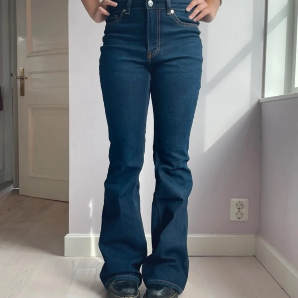 Aldrig använda mörkblåa jeans från H&M. Mid/high rise och stretchiga. . Farkut & Housut.
