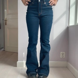 Bootcut jeans - Aldrig använda mörkblåa jeans från H&M. Mid/high rise och stretchiga. 