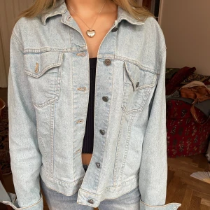 Blå jeansjacka  - Jättefin ljusblå jeansjacka som jag köpt secondhand. Det finns en gul fläck på höger axel som var där när jag köpte den men det är inget som man tänker på. Säljer för att jag har en liknande.