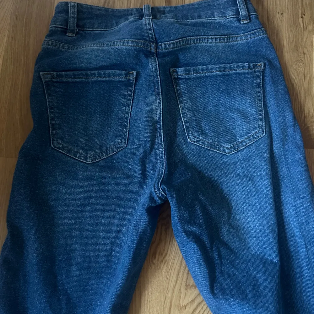 Dessa jeans har jag köpt och har använt dem 1 gång eftersom de är för långa för mig, och dem sitter inte bra på mig vid midjan . Jeans & Byxor.