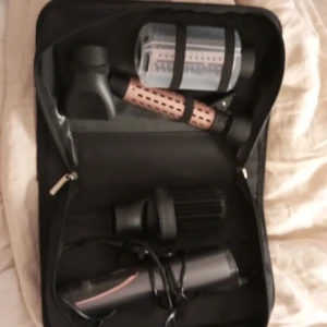 Remington  - jag säljer denna Remington hårfön med tillbehör som ni ser i bilden,jag har testat den en gång men inte fått någon användning av den,köpt för cirka en månad sen.original priset är 999 kronor.