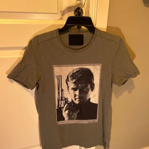 Limitato T-shirt  - Hej! Säljer min Limitato t-shirt som är använd några gånger, säljer rätt billigt pga 2 små hål (se bild 2) som man knappt ser. Box och tags hänger med! Hör av er vid minsta lilla fundering.