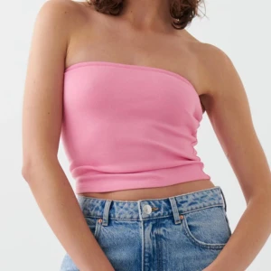 Tubtopp - Säljer denna rosa tubtopp från Ginatricot💕💕 helt oanvänd med prislappen kvar. Har en silikonrand så att den sitter på plats och inte åker ner🙌🏻🙌🏻