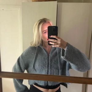 Stickad kofta - Stickad kofta från zara💙 blå grå i storlek xs/s. Använd endast en gång 