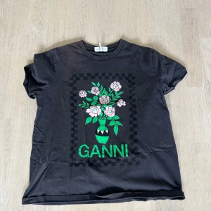 GANNI T-Shirt - Är Medium i storlek. Är strax under 180 och den är precis för liten. Om ni har frågor är det bara att säga till.   Köpt på Gannis butik