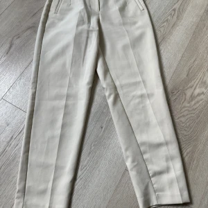 Kostymbyxor Zara - Säljer ett par fina kostymbyxor till kvinnor från Zara Storlek:Small 