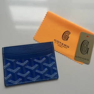 Plånbok/korthållare - Säljer denna plånboken/korthållaren då jag inte villbha den längre. Skicket är som på bilderna, alltså nyskick. Allt som är med på bilderna ingår.