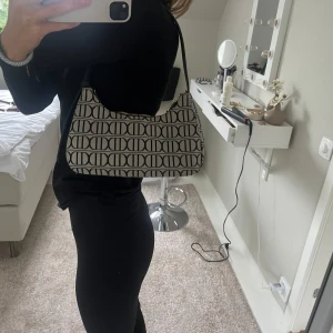 Väska  - En väska från glitter men märket är donna donna! Jättefin väska och är använd fåtal gånger! 