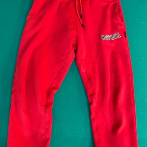 Hoodrich dress - Hoodrich dress med både byxor och hoodie i mycket bra skick och knappt använd byxor passar även Stolek S men Hoodien passar bara M och över 