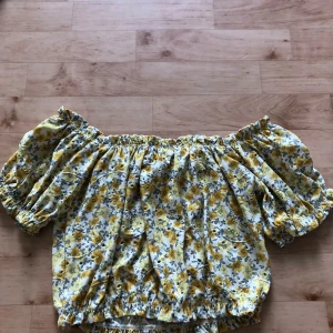 Blomning tröja - En jätte fin blommig tröja köpt på Gina trico, kontakta gärna innan köp:)