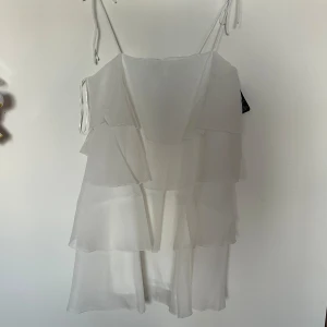 Vit klänning  - En jätte fin vit volang klänning från Gina tricot, prislappar e kvar och aldrig använd. Perfekt för studenten. Pris kan diskuteras. Köptes för 699kr