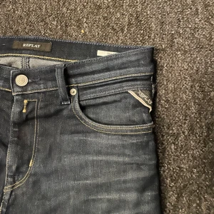 Replay jeans - Snygga replay jeans i en populär mörkblå färg, sitter bra gäms ben men mer åt slim fit hållet. Pris 500kr men inte spikat skriv hjärna vid frågor☺️