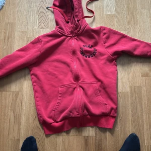 Peak performance hoodie röd - Storlek S men passar XS Stockholm stil / orten jätte bra skick inga skador elr nåt Pris kan diskuteras  