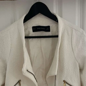 Kort kavaj jacka  - Gräddvit st S super fin från Zara . 