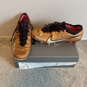 Nike mercurial ag elite bronze  - Skorna är mycket använda. En dobb har gått sönder. Nypris 3000. Skick 4,5/10. Skriv vid frågor