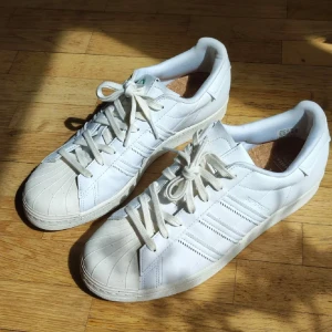 Adidas superstar  - Fräscha adidas, skick 9/10  Nypris: 1300 Bara skriva om frågor finns😁