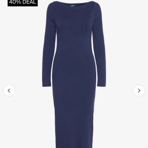 säljer min maxi klänning från gina använd en gång! - Den är marinblå