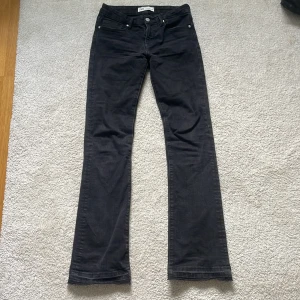 Jeans  - Jätte fina lågmidjade jeans från Zara. Säljer pågrund av att jag växt ur dem.