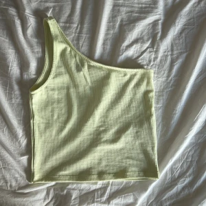 Topp - Onesoulder tröja från Gina tricot 