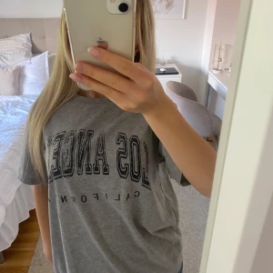 Grå t-shirt - Säljer denna t-shirt, skriv vid intresse eller om du vill köpa 💗