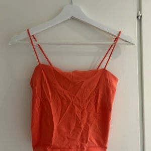 Linnen i olika färger - Gina tricot - Orange linne strl S. Hm - Blått linne strl XS. Hm - Rosa linne strl XS. Bra skick. Säljes för 20kr/st