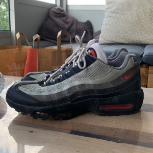 Air Max 95 - Nike air Max 95 i gott/använt skick. Köpte de några månader tillbaka men var inte riktigt för mig. Original boxen ingår. Skriv för bilder eller frågor 