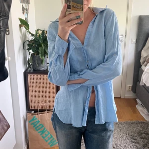Linneskjorta - Superfin blå linneskjorta från zara! Perfekt nu till sommaren! Storlek S, säljer för 100kr, först till kvarn!💓💓skriv gärna till mig om ni har frågor!!