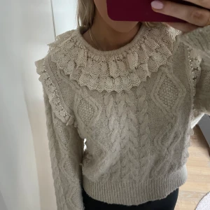 Stickad tröja - Stickad tröja med detaljer från Zara, se bild 3. Sparsamt använd, mjukt och varmt material
