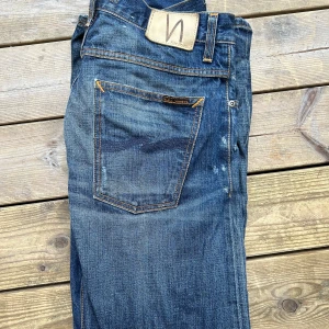 Nudie jeans - Tja säljer dessa riktigt feta Nudie jeansen med skön tvätt och slit design, storlek 32/34 men sitter mer som 30-31 midja, hör av vid funderingar!