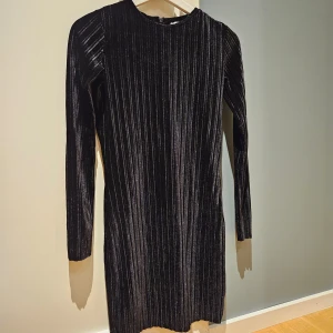 Sammetsklänning - Superfin svart sammetklänning från Ginatricot i storlek XS. Gott skick. 