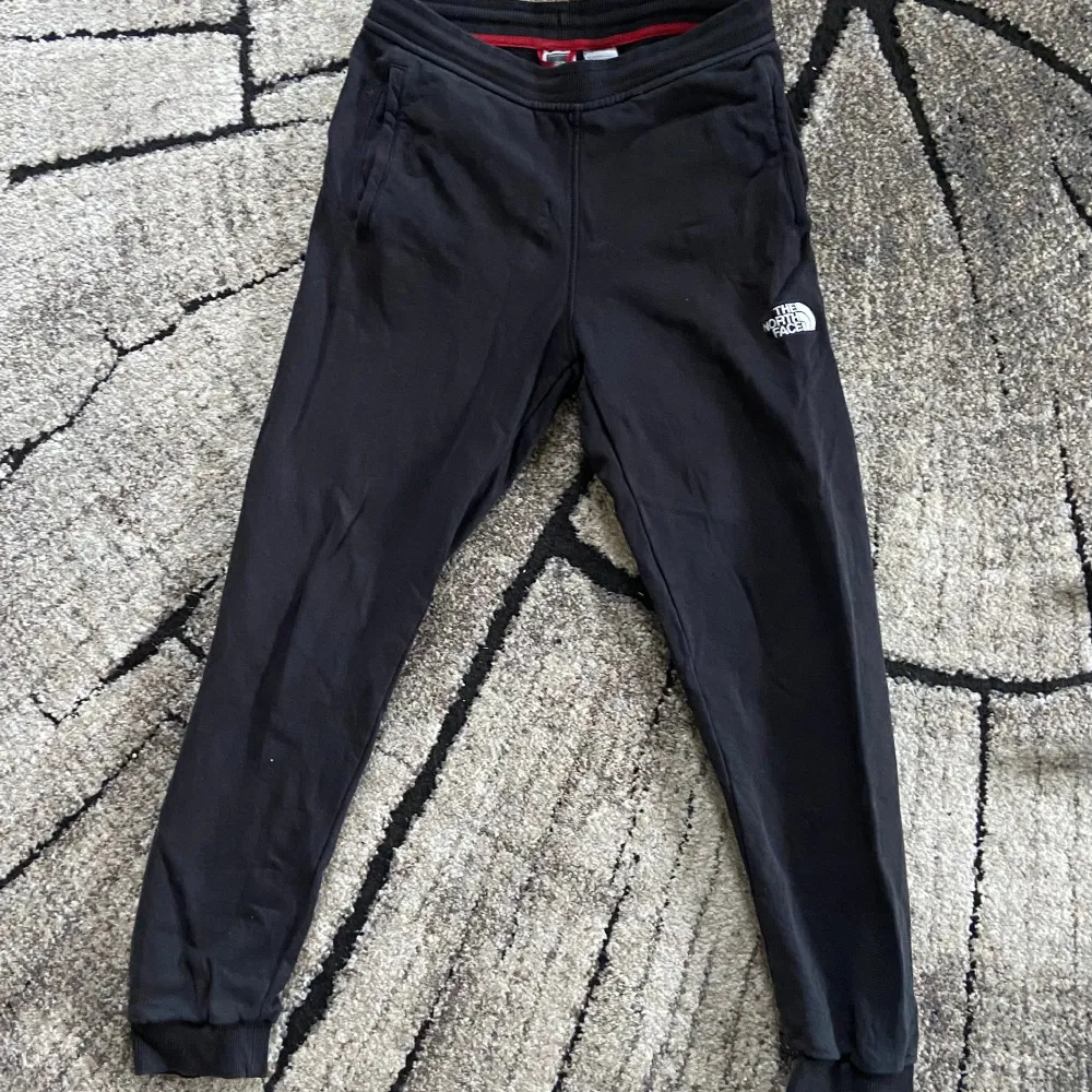 The North Face byxor i fint skick!  Storlek: XL junior (xs man/164 cm)  Färg: Svart Nypris: ca. 400 kr  Mitt pris: 100 kr Frakt sker på köparens bekostnad. Om du är intresserad av fler kläder från min profil kan du få ett paketpris! // Viktor Ekholm. Jeans & Byxor.