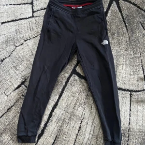 The North Face byxor!  - The North Face byxor i fint skick!  Storlek: XL junior (xs man/164 cm)  Färg: Svart Nypris: ca. 400 kr  Mitt pris: 100 kr Frakt sker på köparens bekostnad. Om du är intresserad av fler kläder från min profil kan du få ett paketpris! // Viktor Ekholm