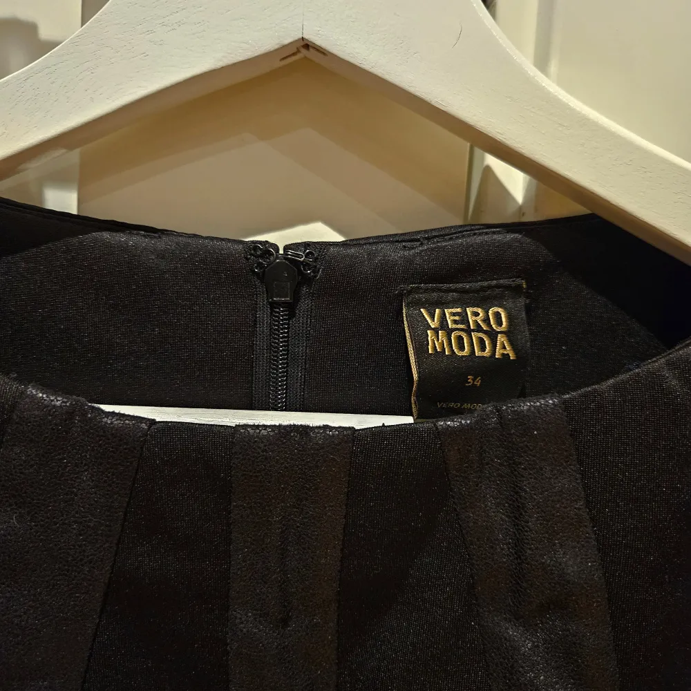 Superfin svart topp med läderimiterat motiv, knappt använd från Vero moda i storlek 34, XS men skulle säga den passar S också.  . Toppar.