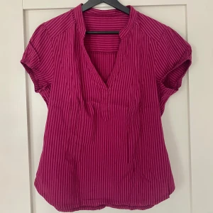 Lila blus - Köpt second hand, saknar lapp, fint skick!