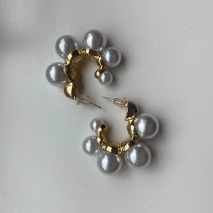 örhängen  - örhängen med pärlor 