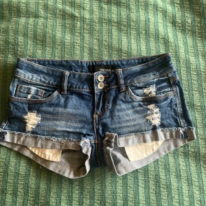 Blå jeansshorts från Tally Weijl - Säljer nu dessa fina shorts. 37 cm i mått rakt över❤️