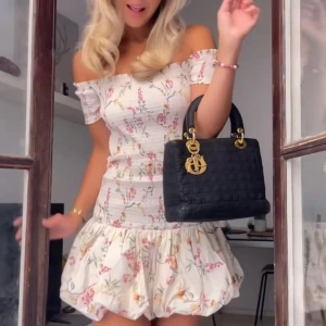 Blommig klänning - Säljer denna jättefina populära klänning från hm som är helt slutsåld. Endast testad och lappen är kvar! 