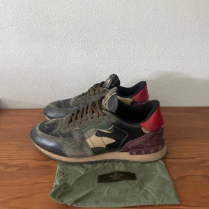 Valentino rockrunner - ett par riktigt snygga valentino rockrunners i gröna med röd mocka där bak, storlek 43,5. Skicket är 8,5/10. hör av er vid intresse!🙌🏽