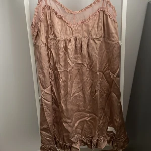 Odd Molly  - Säljer fint oddmolly nattlinne? Då det inte kommer till användning. Strl 4. Gammaldags rosa.