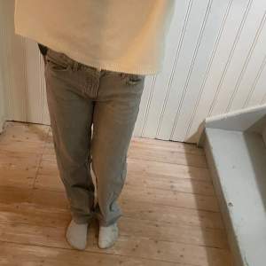 Jättefina gråa jeans! Bra skick och använda ca 2 gånger. Gratis frakt! Skriv vid intresse.