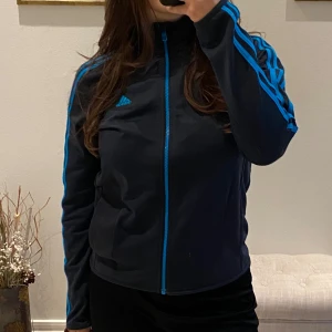 Hoodie - Adidas kofta. Pris går att diskuteras🥰