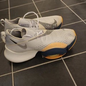 Nike Air Zoom Superrep Ghost Laser Orange storlek 43  - Säljer ett par väldigt fina Nikeskor i väldigt bra skick i storlek 43 