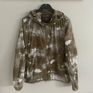 Woolrich Windbreaker - Säljer en riktigt snygg och eftertraktad woolrich windbreaker som är perfekt att ha på hösten. Skicket är 9/10 inga skavanker. Storlek XL men sitter som L. Nypris ca 3000kr jag säljer den för 1199kr Hör av dig om du har några frågor!