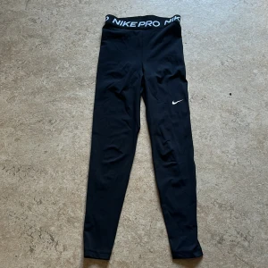 Nike träningsbyxor - Storlek xs , små i storlek , är helt nya 