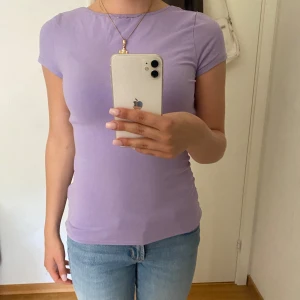 Lila tshirt - Avklippt lapp så vet inte vartifrån eller storlek men passar som en xs/s💕 Kan användas från båda hållen som i bilderna!