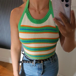 Topp från Zara - Jättefin topp med knytning som endast är använd högst 5 gånger  Osäker om det är S eller M då lappen är borta. Men passar mig som är en S/XS