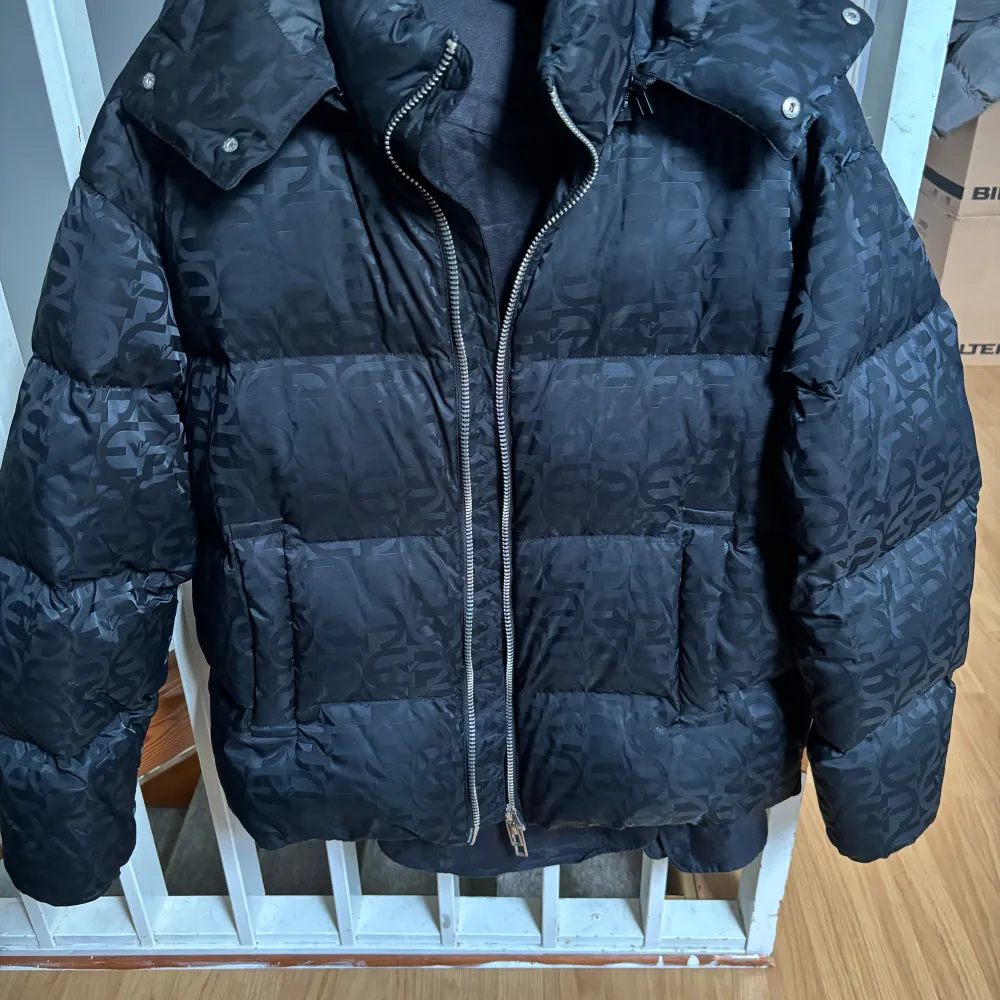 Emporio Armani jacka puffer Size 50, passar mig som är 183cm/85 kg Cond:9/10. Takit.
