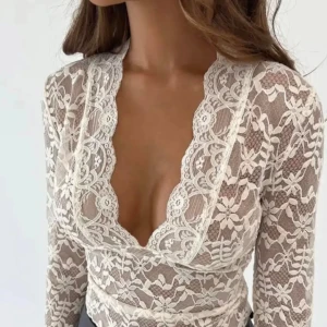 Vit topp - Säljer denna toppen då den är för liten och jag kan inte skicka tillbaka den💕💕