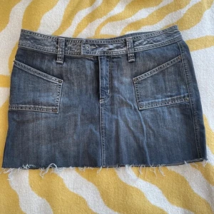 Lågmidjad jeanskjol - Lågmidjad jeanskjol med midjemått 42 cm