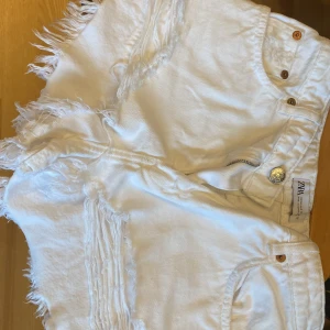 Zara shorts - Köptes för 1 vecka sedan och aldrig använt för köpte fel storlek så de är i helt ny skick med inga skador